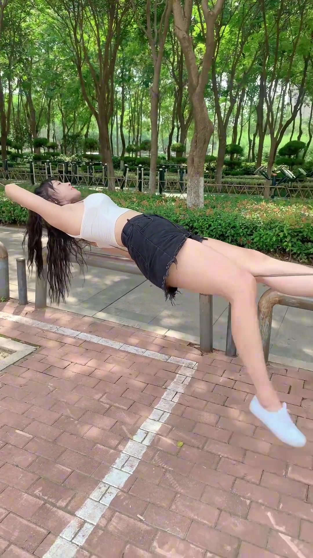 她应该可以在绳子上睡午觉了吧
