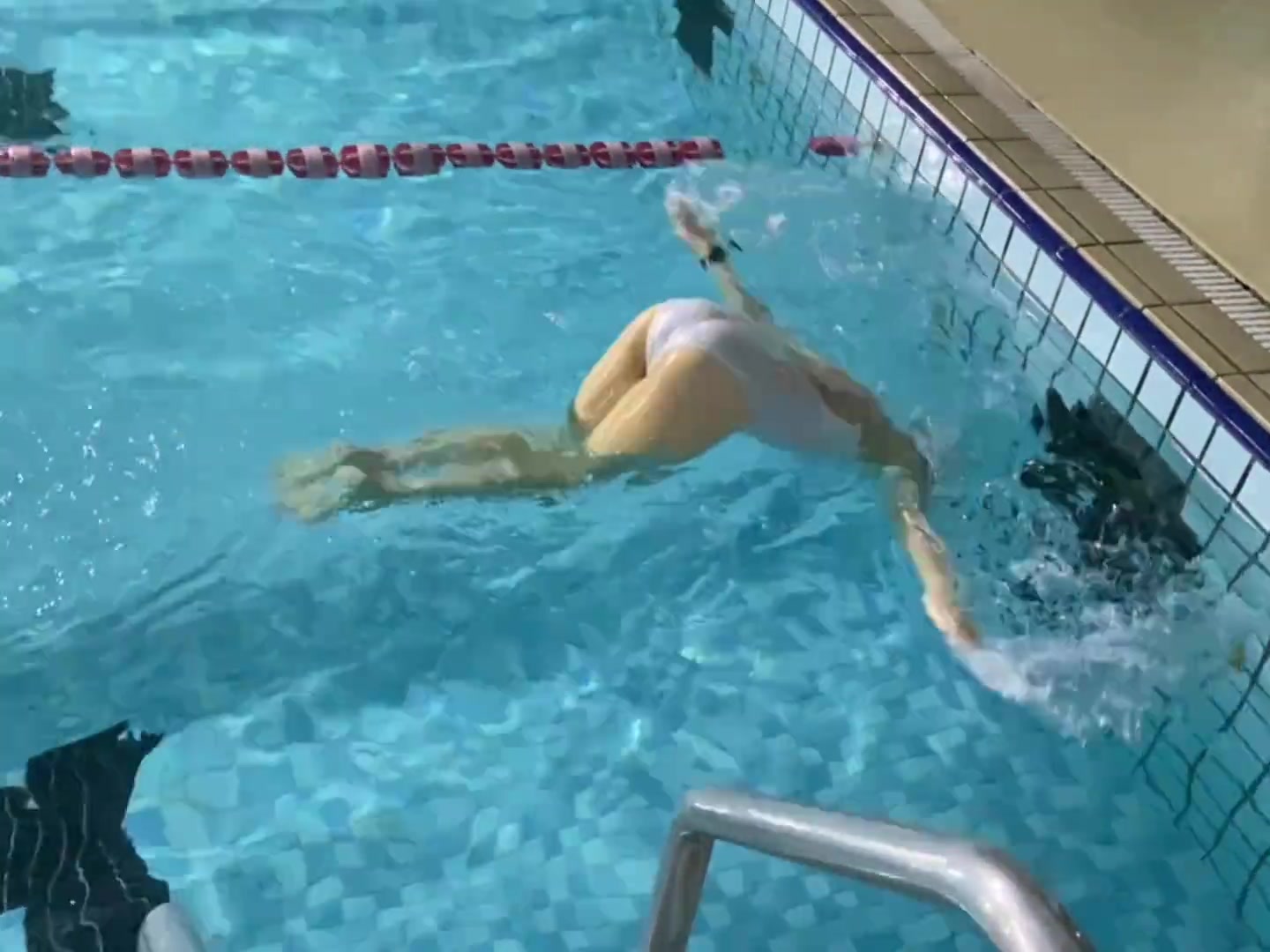 她头朝下,鼻子里不会进水吗