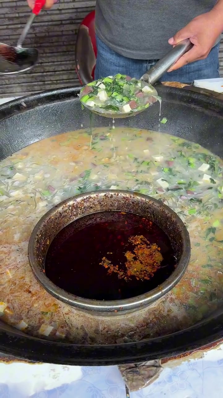 河南安阳特色早餐扁粉菜,最后来一勺辣椒,看起来好吃吗