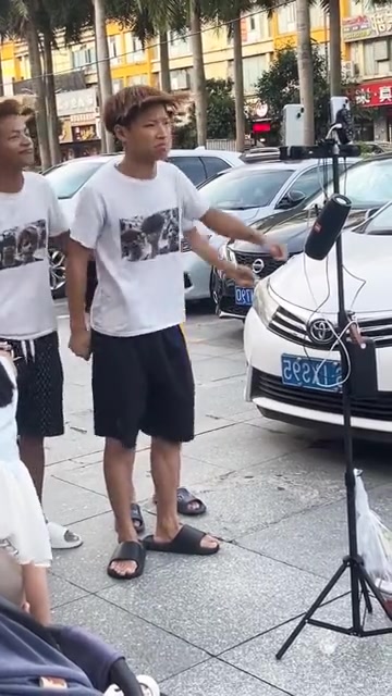 路人拍下的一幕!现在网络上好多都是这种没有营养的直播!