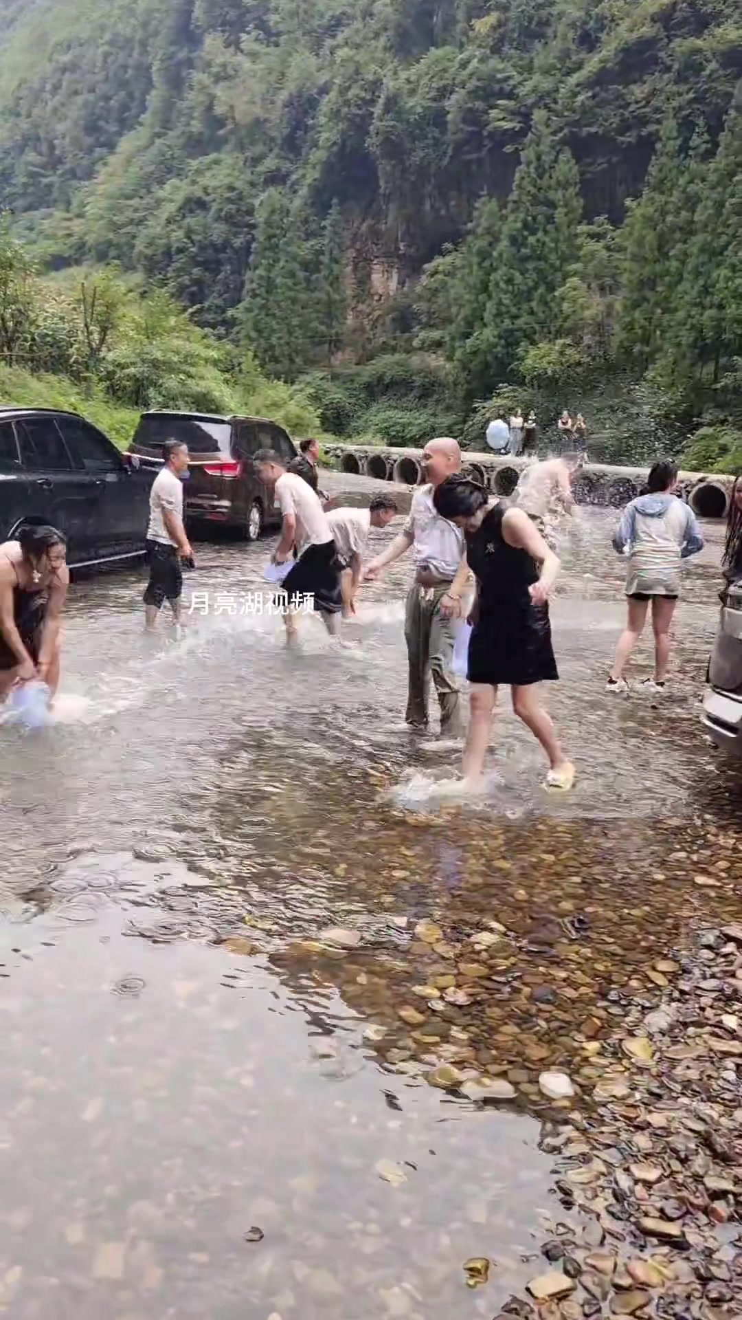 游客在出水洞游玩时突发洪水,太危险了