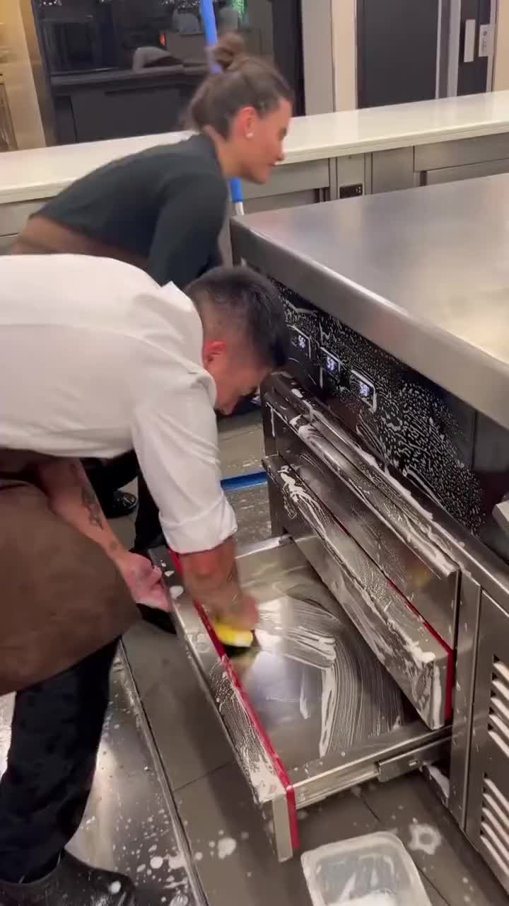 高端餐饮体系中,厨房卫生永远是第一位