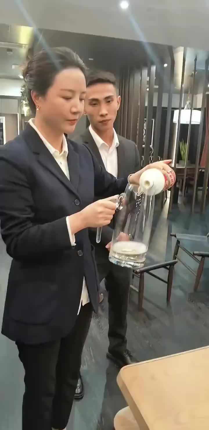 88年的铁盖茅台,先倒出来醒半小时再勾兑新酒09至最新不需要
