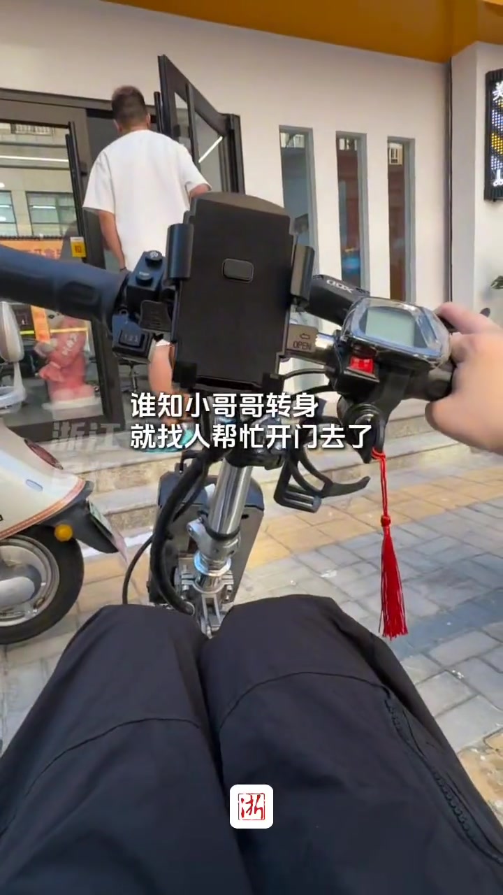 小姐姐第一次独自坐轮椅去理发,最后这一次的反转人情味满满