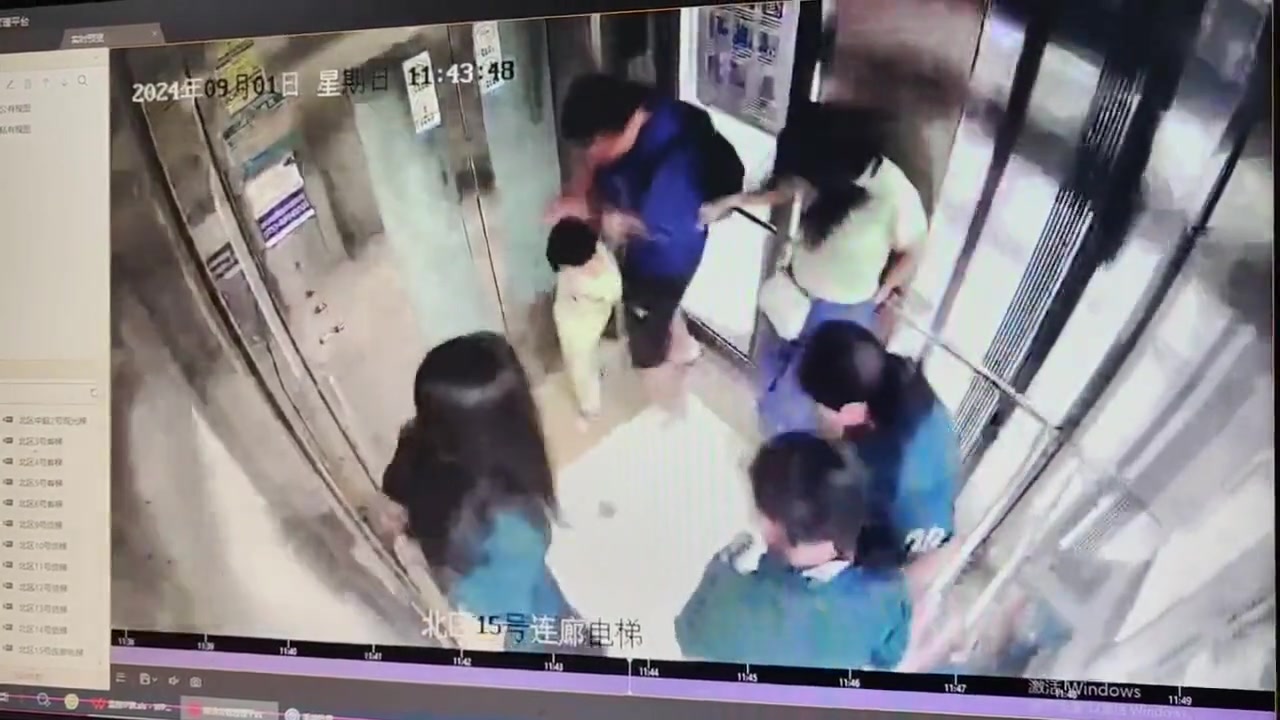 阿姨在电梯里面发起了一场足球赛