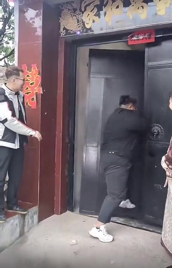 这下玩大了!叫你撞开门没让你破门而入啊