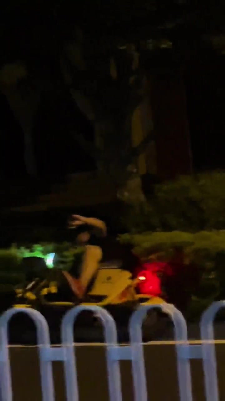 他不会以为已经到家了吧以树叶为被,以地为床