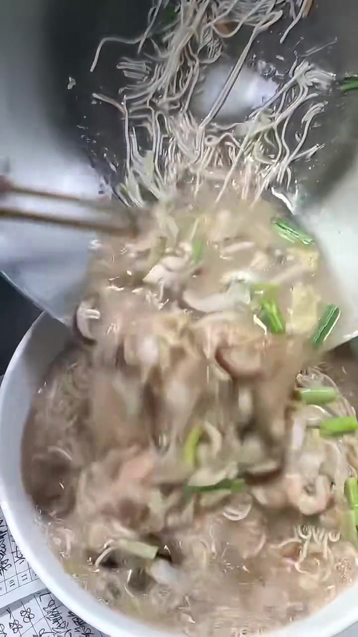 原来厨子下面条也粘锅底啊!