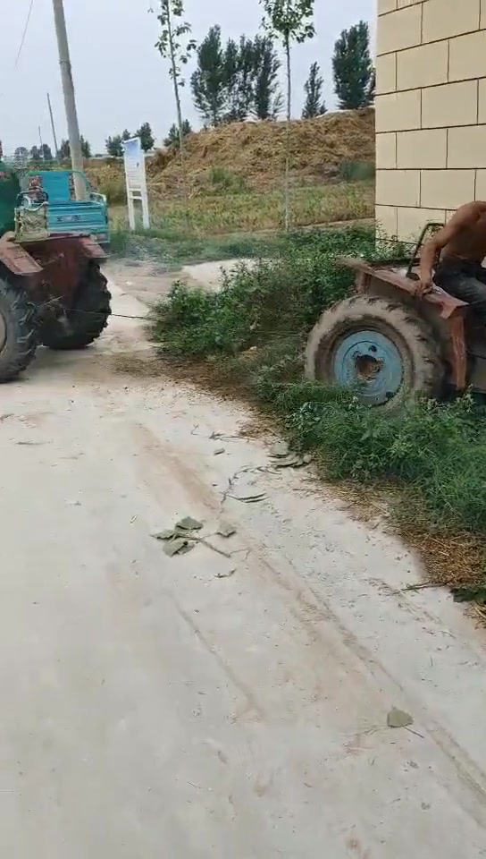 一时分不清这是在拖车还是在玩接力赛