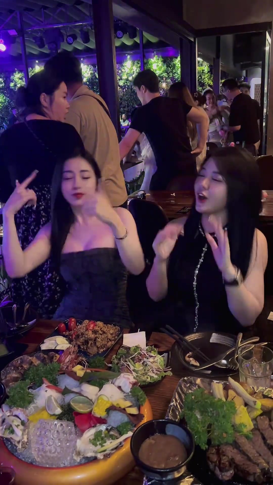 这里的夜生活也太热闹了吧