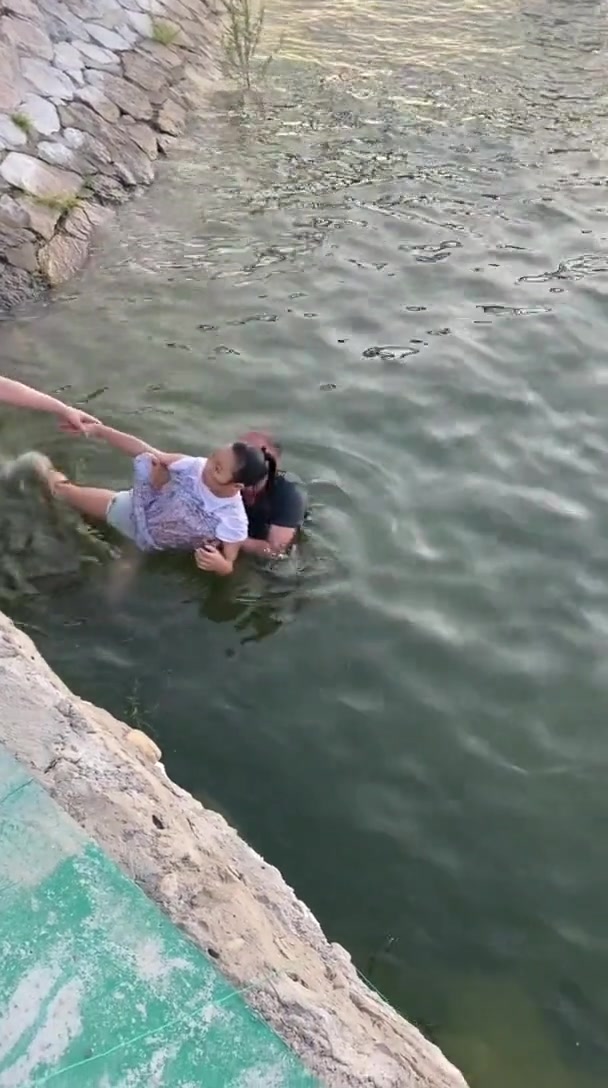 大哥去钓鱼,救下了两个小孩
