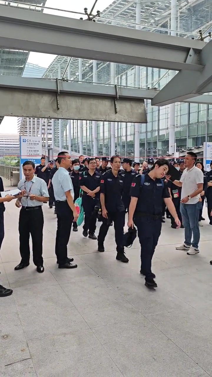 现在保安都要求这么高了!