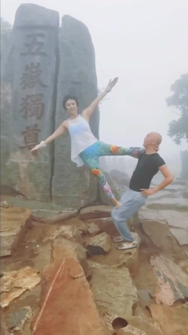 大妈拍照还是很大胆的!练过