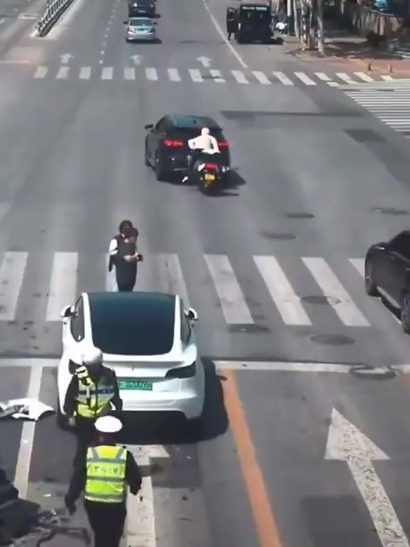 本来是看热闹的,结果自己成热闹了