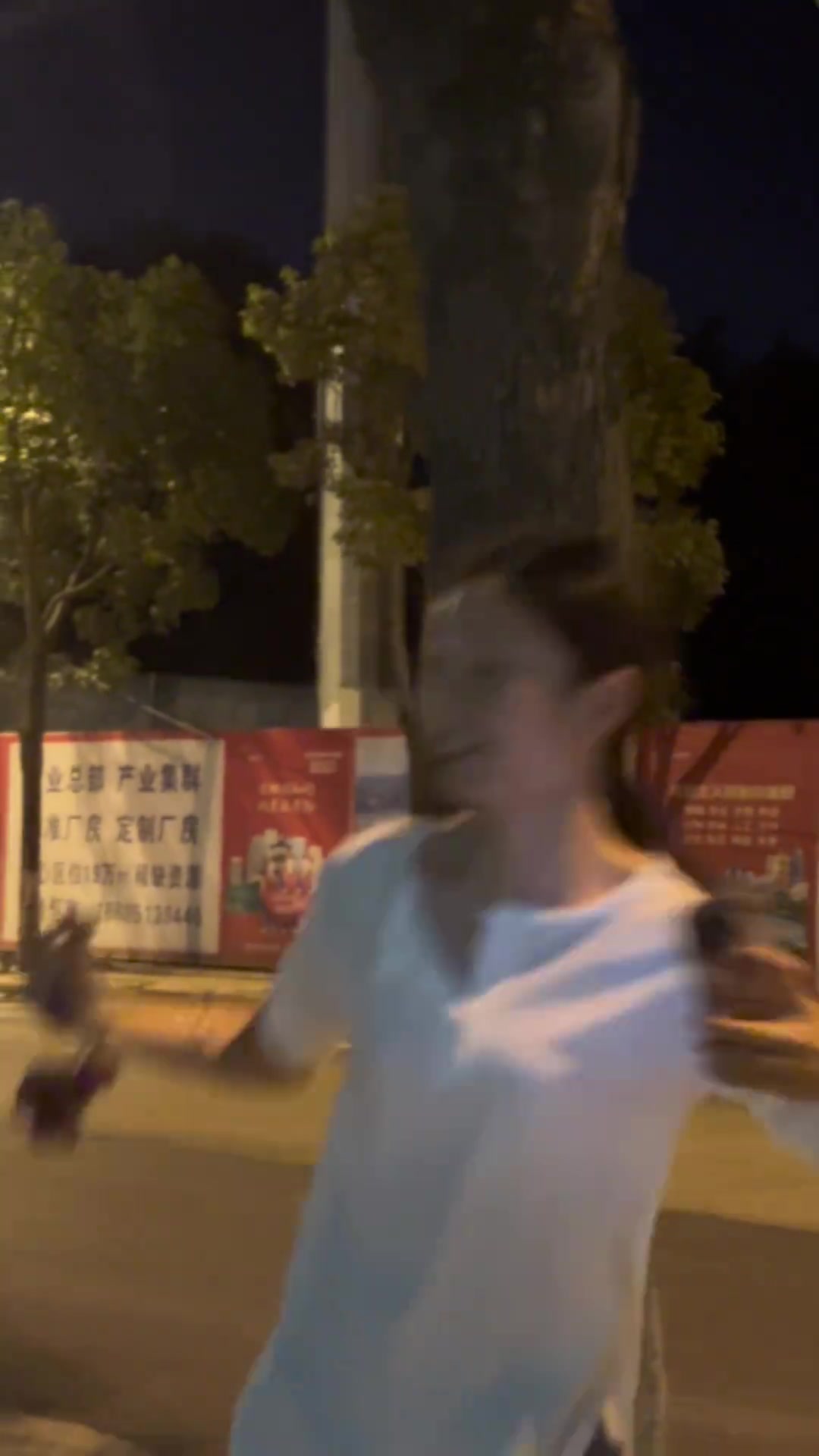 这就是松弛感吗一边骑牛一边玩手机