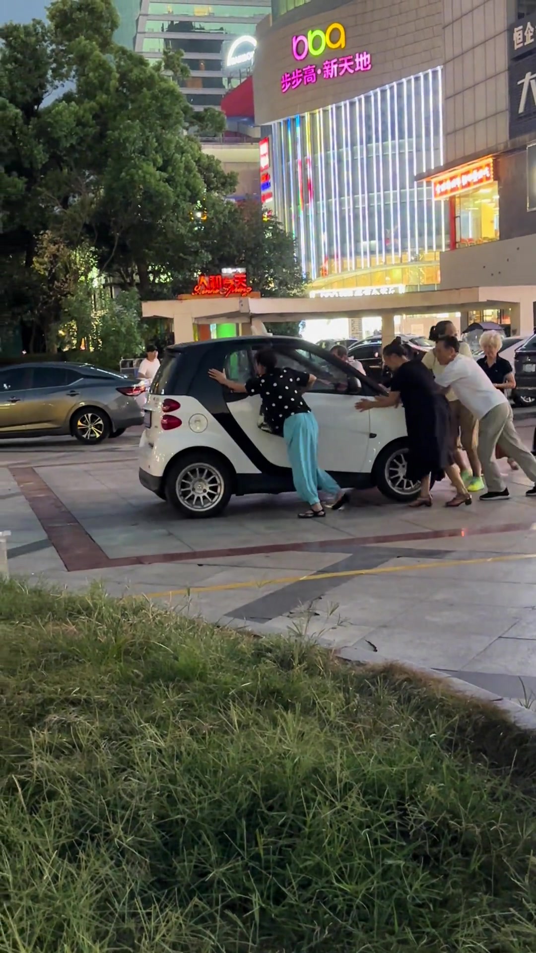 买的时候叫smart,修的时候叫梅赛德斯奔驰