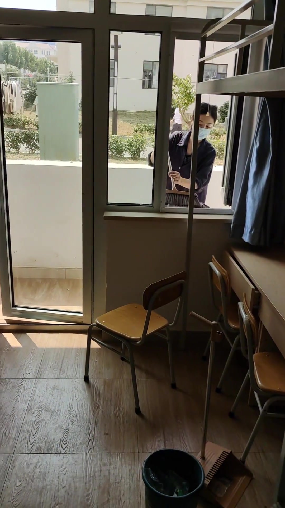 老妈在打扫卫生,老爸在感受床板质量