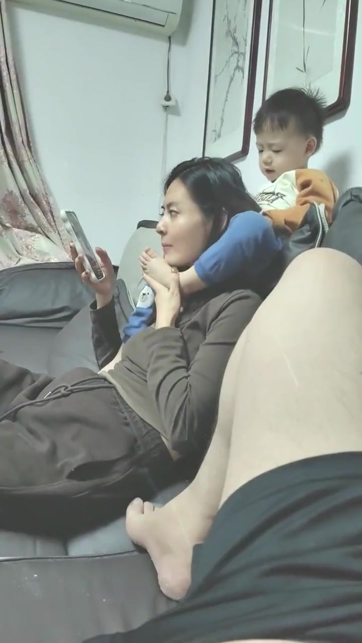 成年人的脚和小孩的,能是一个味儿嘛