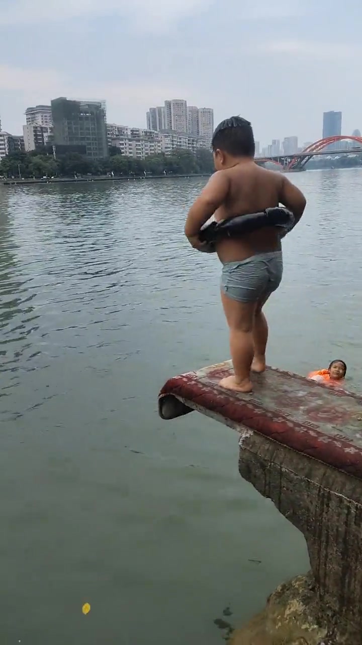 这救生圈也怪可怜的,没长大就出来上班了