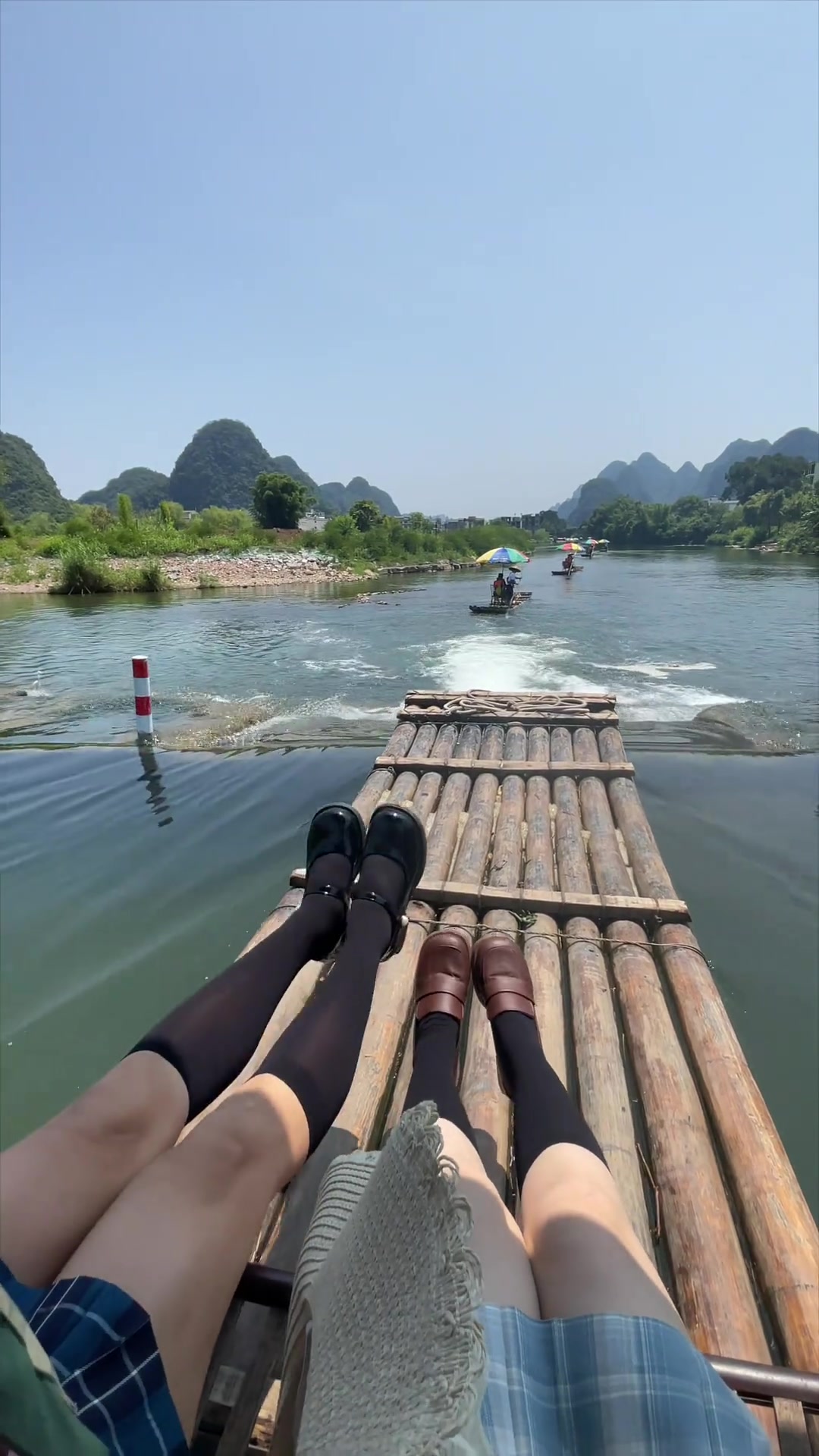 很可惜!她们的竹筏居然没翻!