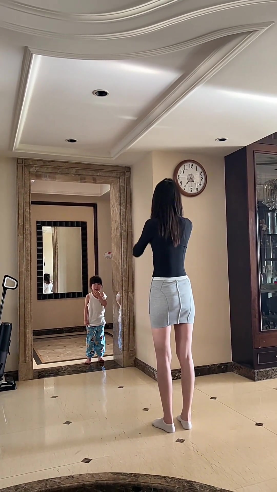 小女孩闹着就是不让妈妈出门