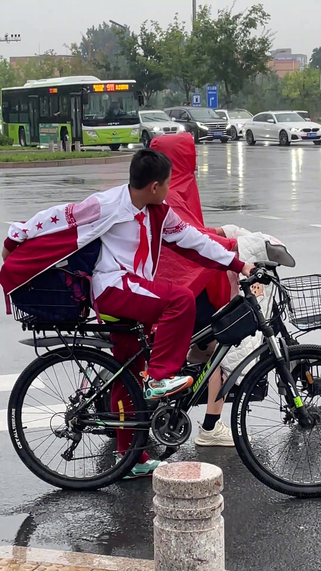 此刻大雨滂沱,少年鲜衣怒马!