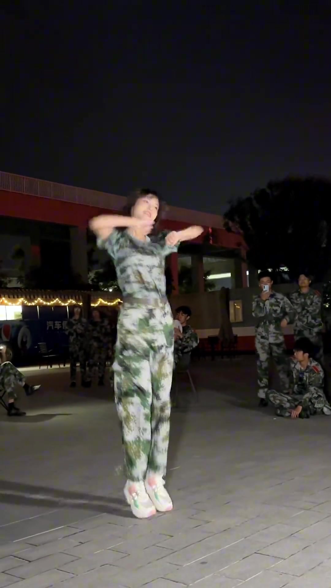 前面的妹妹跳舞很甜,但是后面两位是不是太暧昧了
