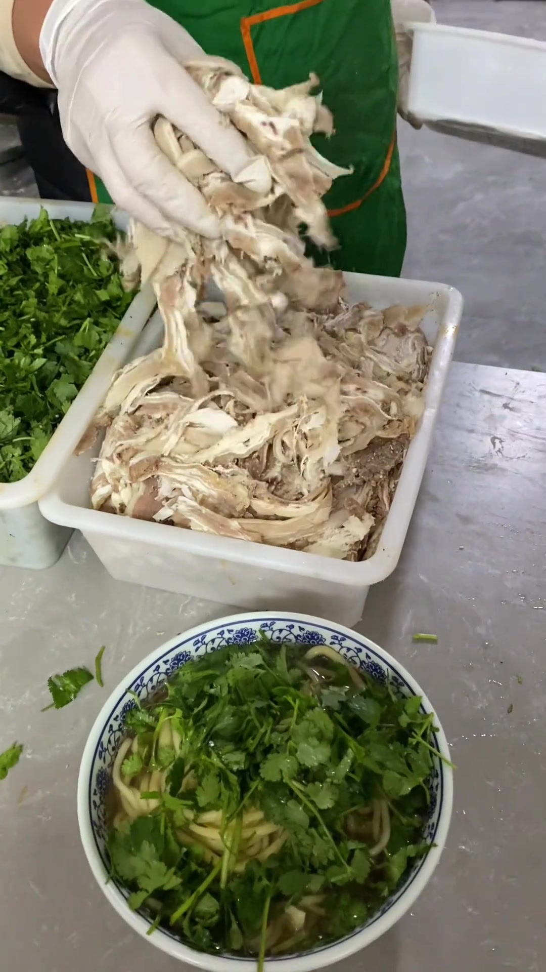 阿姨:一想到我抓一把就给他一片我就想笑