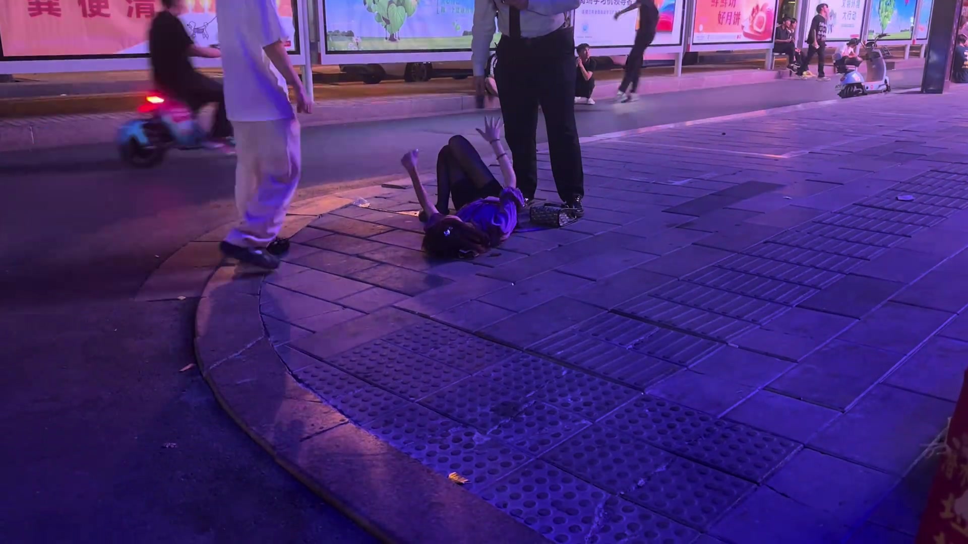 这腿女孩子在外切莫贪杯哦!这多让人心疼啊