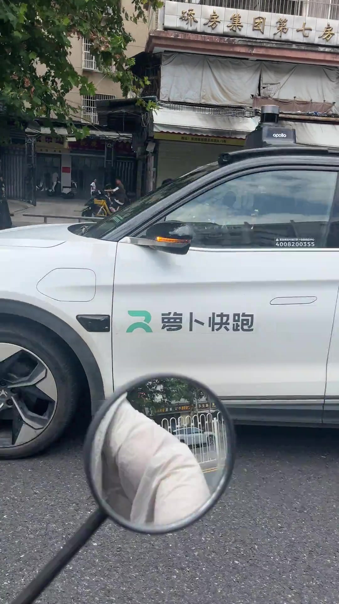 所以他为什么不走呢在这里挡路!