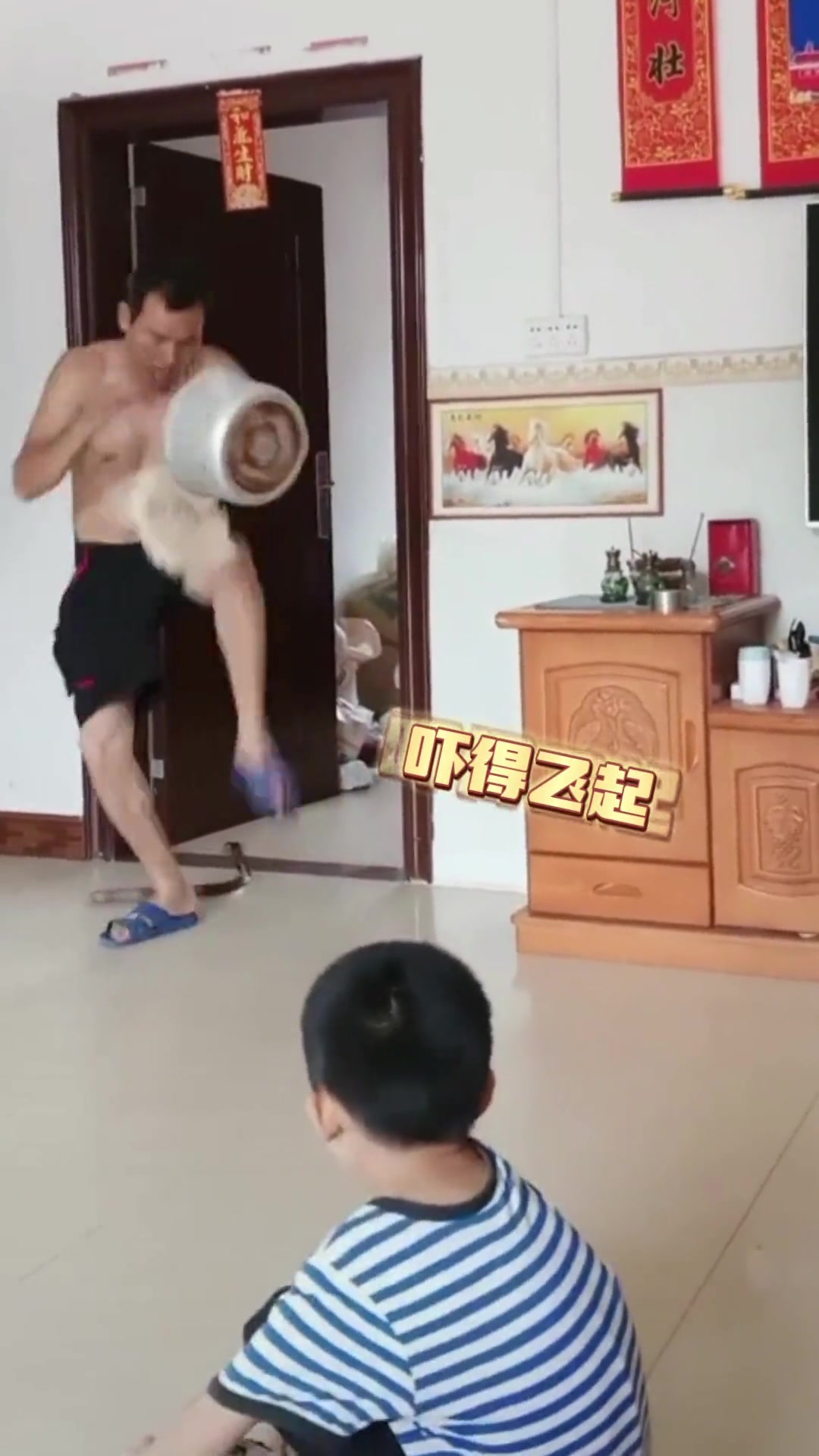 男孩把皮带扔到老爹脚下吓得爸爸飞起