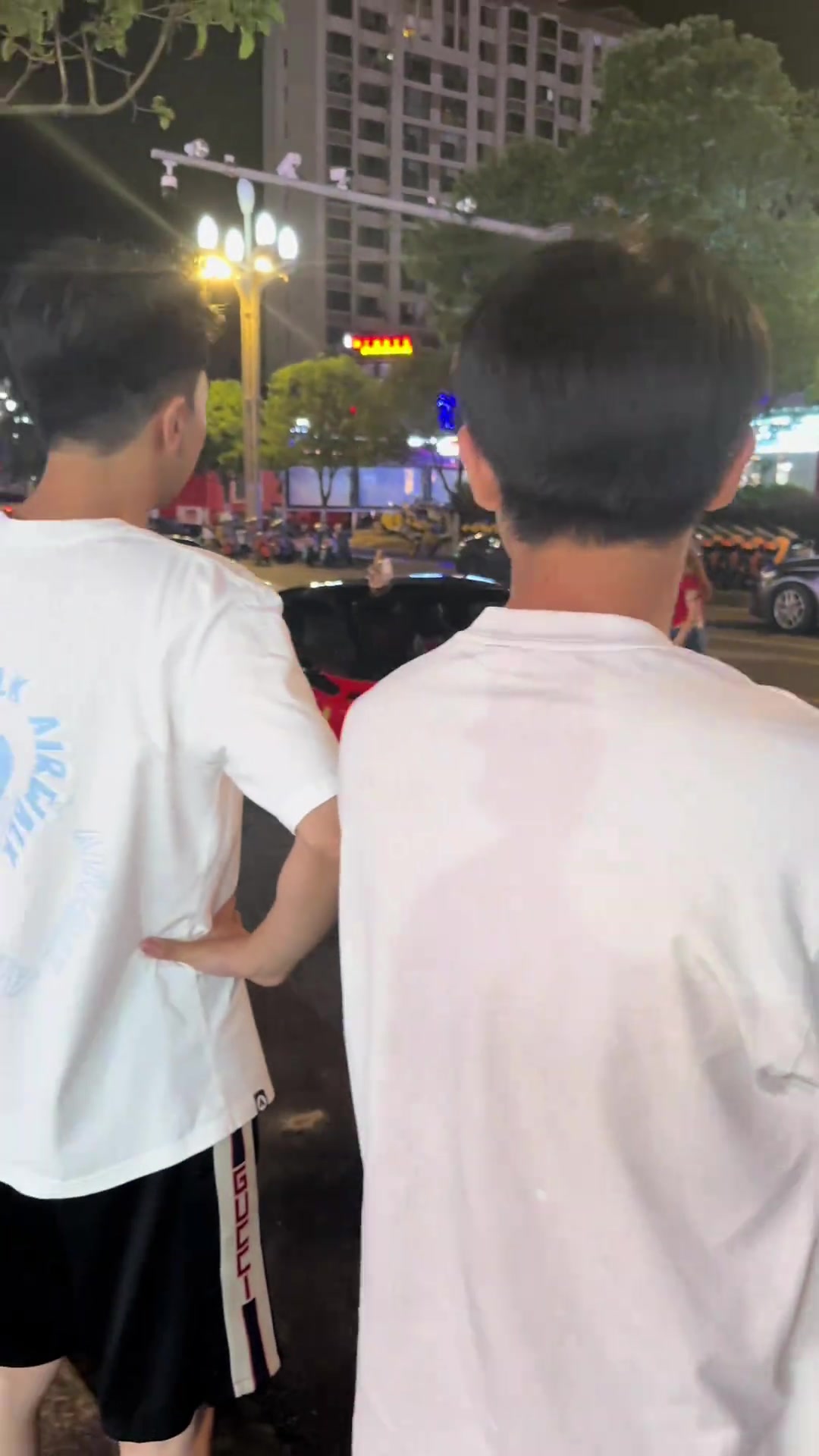 要赔多少又是一位被法拉利车主伤了的小姐姐,喷漆一瓶看来不够