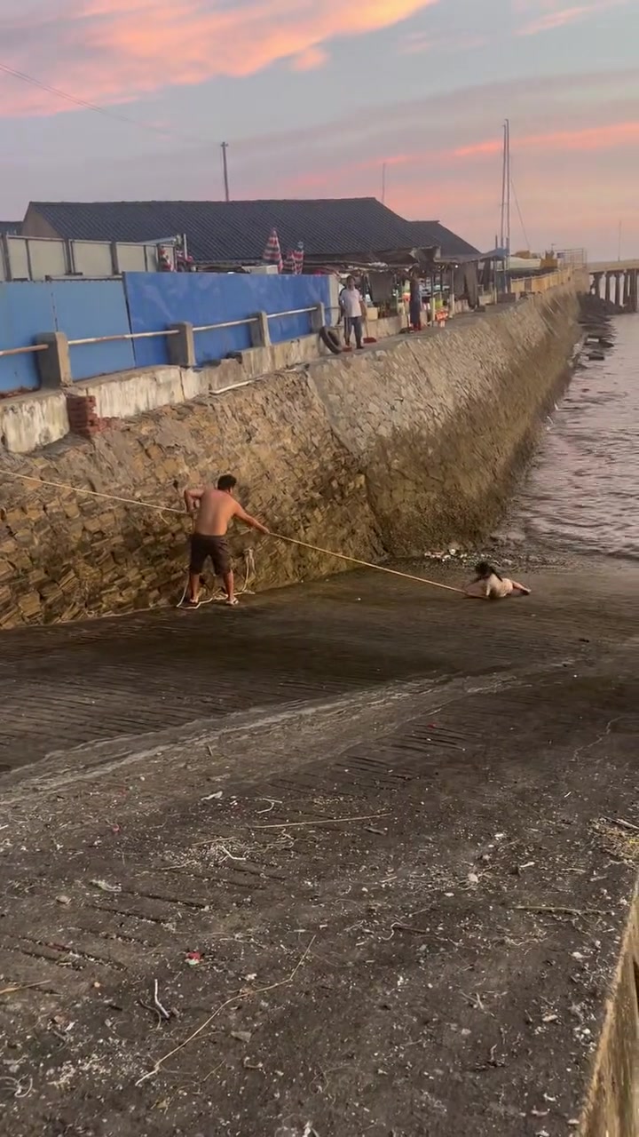 家长不要让小朋友离开自己的视线,尤其是海边