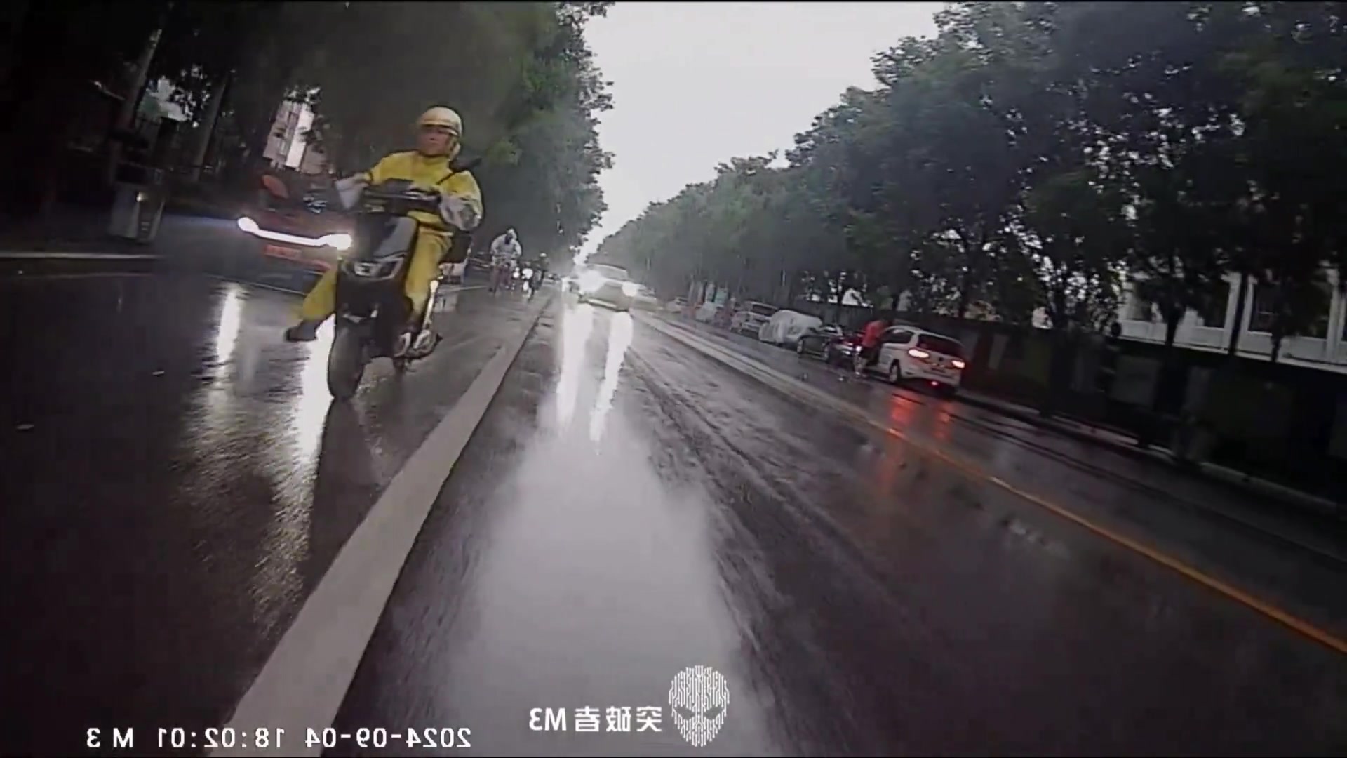 下雨天外卖小哥慢一点,很容易事故