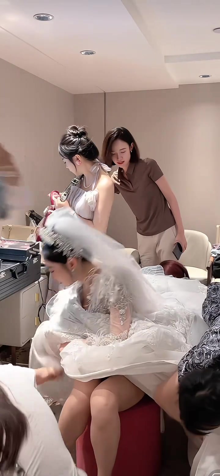 新娘这婚纱应该很重吧