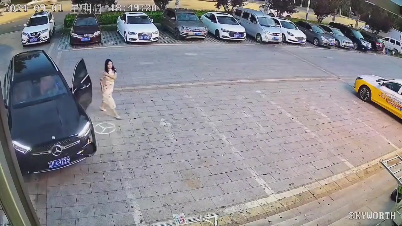 小姐姐车不要啦怎么能做到下车这么自信且潇洒的