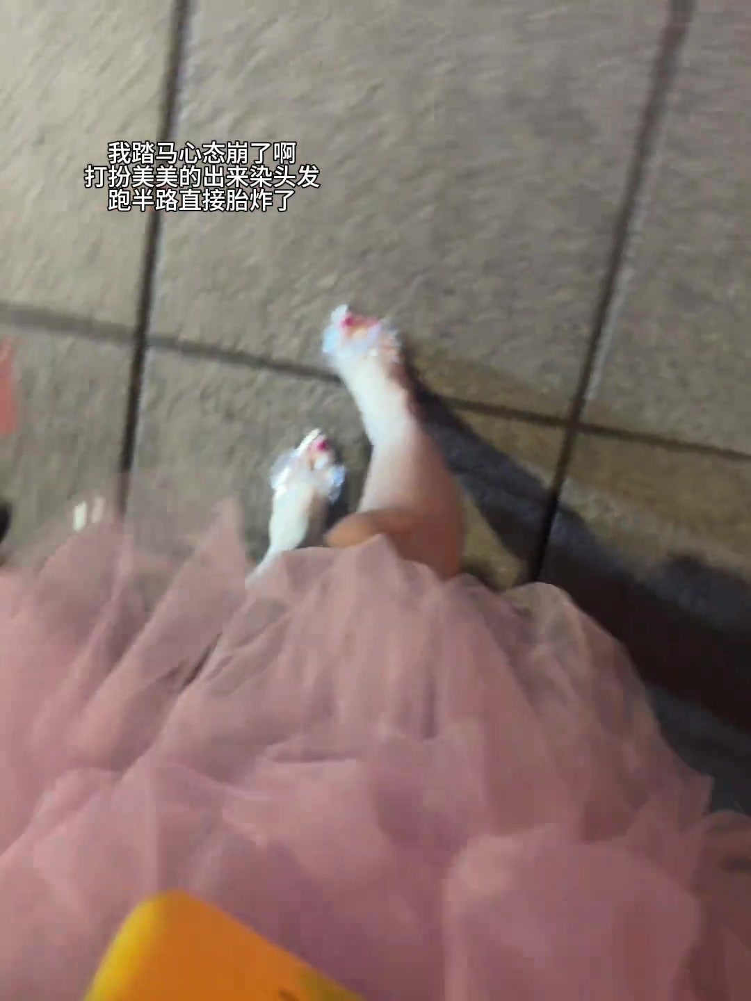 小姐姐精心打扮出门,没想到座驾劳斯莱斯车胎爆了
