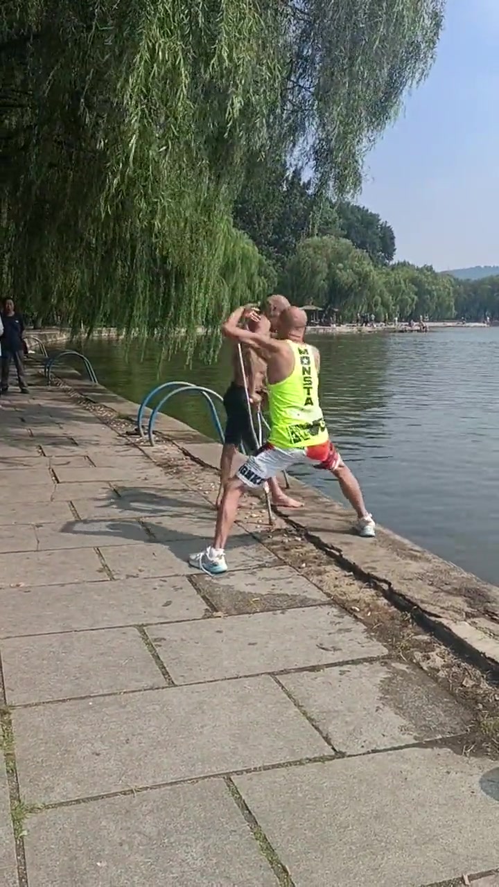 架双拐了都还不消停,真是不给家里人省心