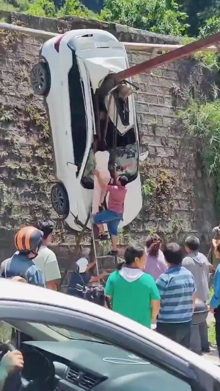 夸张!人上吊不少见,车上吊头一次