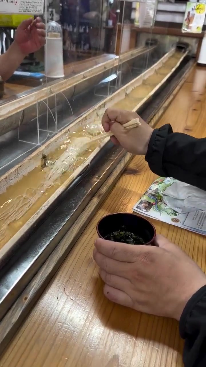这坐在下面的吃的都是别人洗筷子水吧