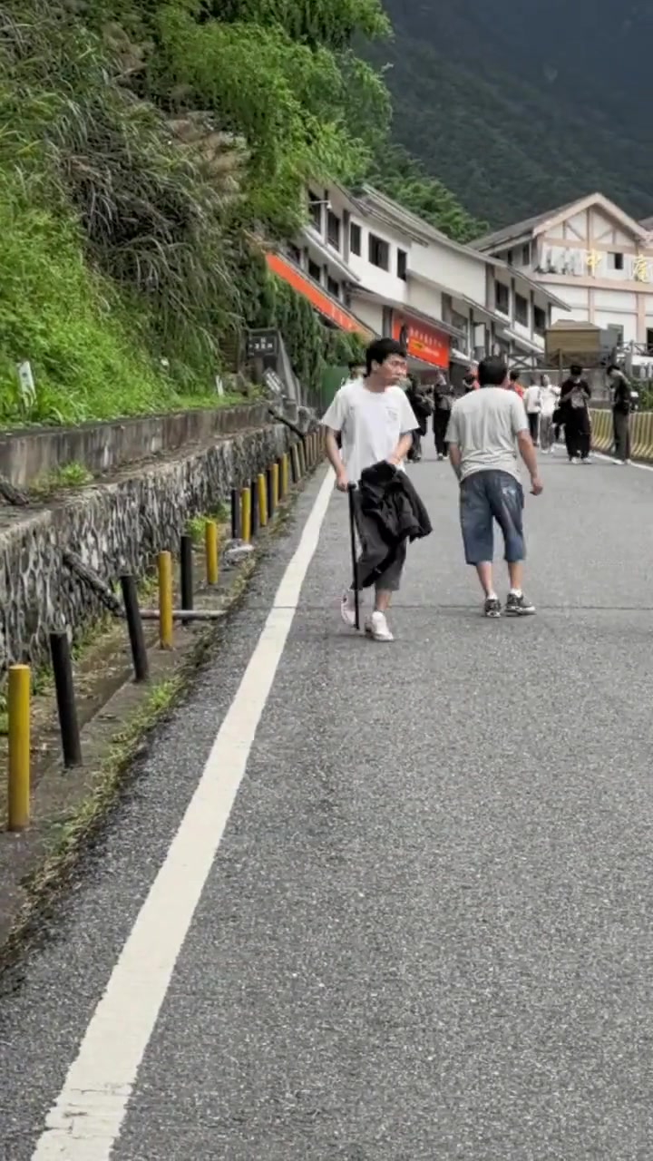 不像装的!小伙子这是差点折在武功山啊