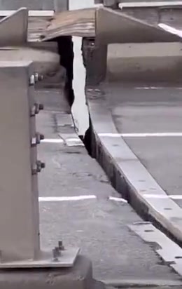 好家伙!桥都裂成这样了,竟无人在意,没人管管