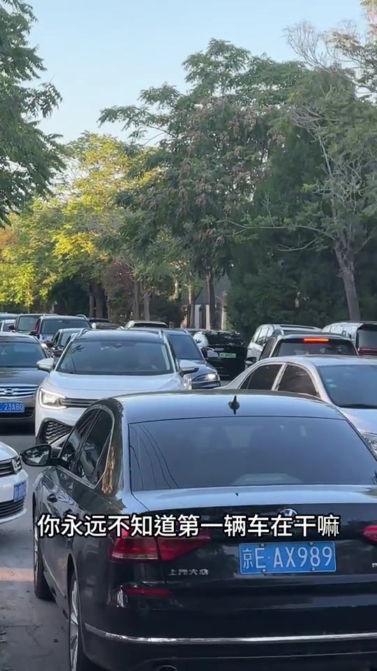 堵车的时候,你永远不知道第一辆车在干嘛!!