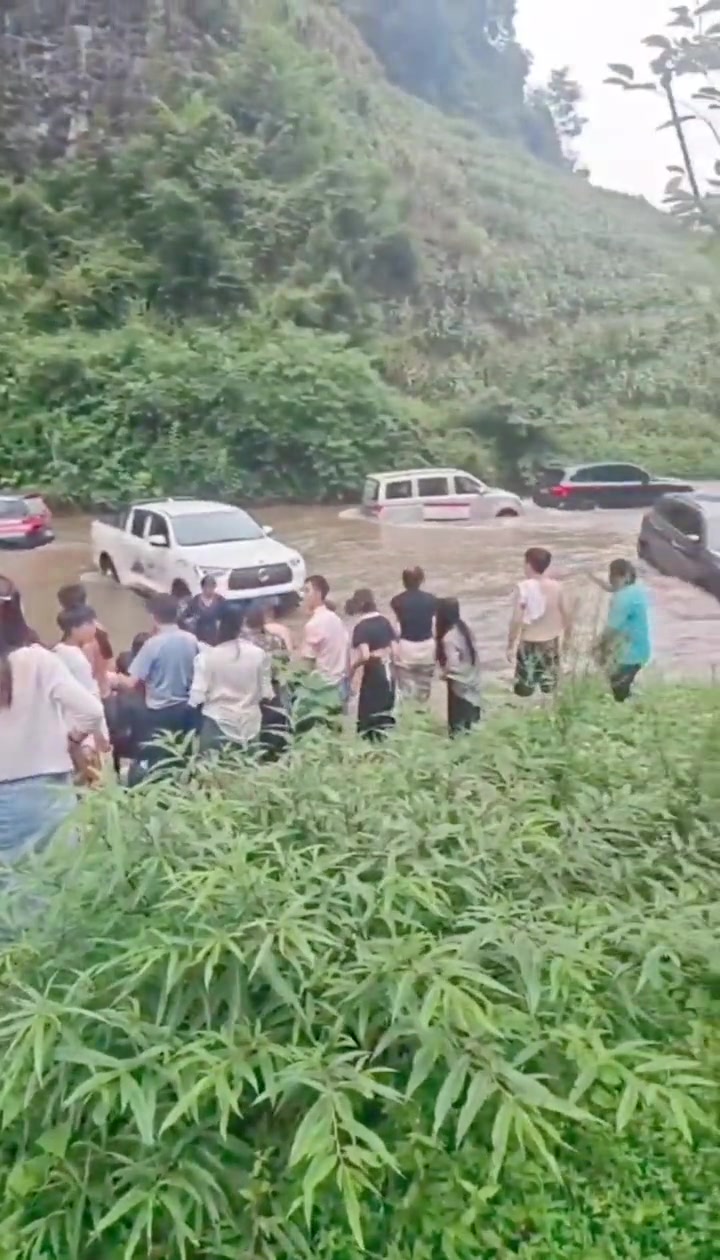 大山里面的河道说涨雨水就涨水!这个时候别管车了!