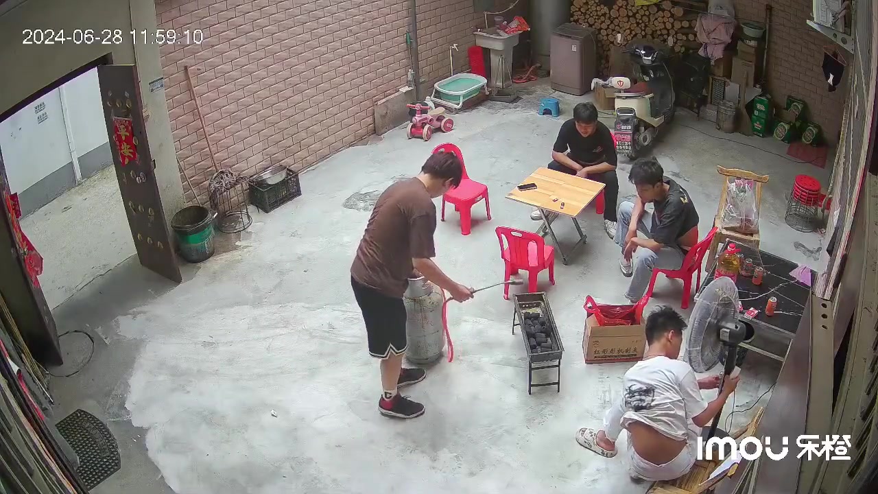 吓人!煤气罐点炭火突然爆了,幸好人没事