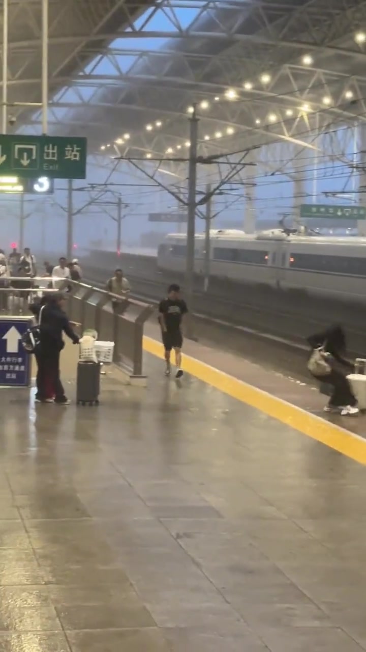 行李箱怎么这么想不开!幸好小姐姐发现及时