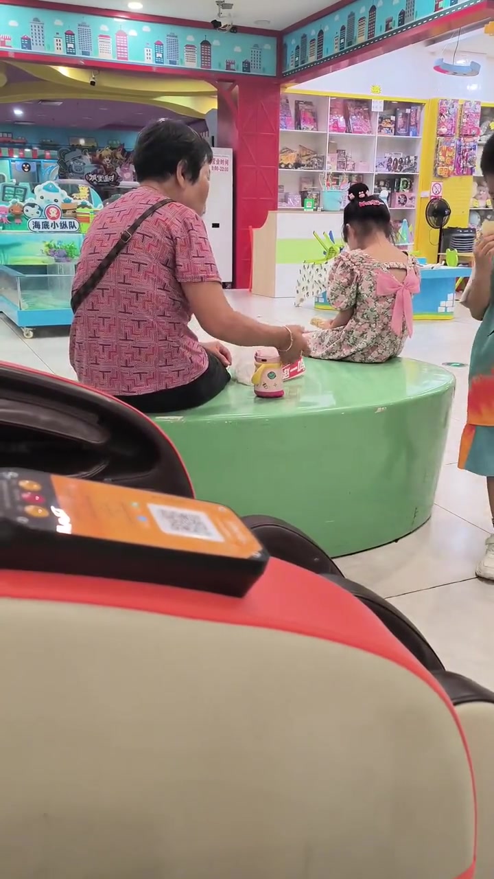 奶奶直接拿起孩子的水杯就喝,引起网友热议!吧友怎么看