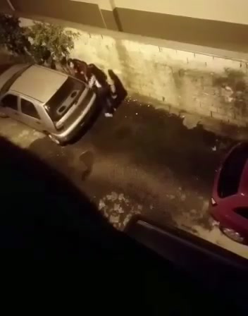 女子本来都憋不住了!你一盆水下去又憋回去了