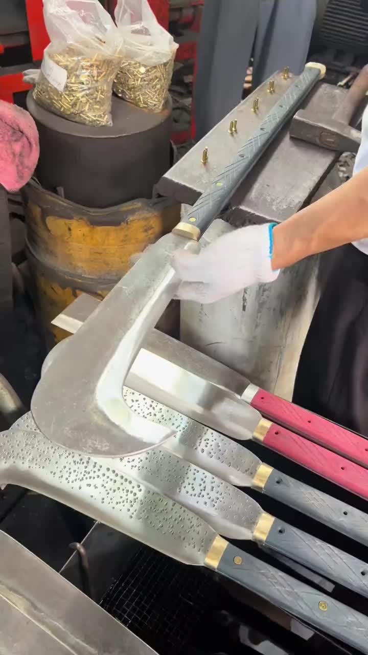 感觉比小时候见到的帅多了啊!看着都想给自己也整一把了