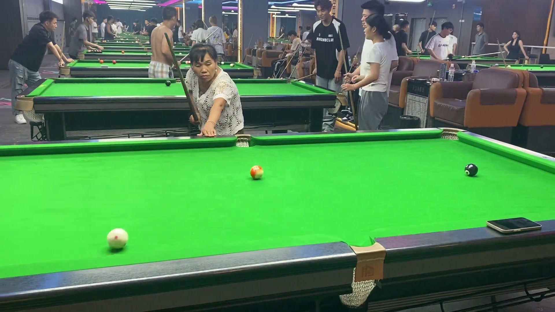 阿姨:摆手不是抱歉,是老妹儿你还得练!